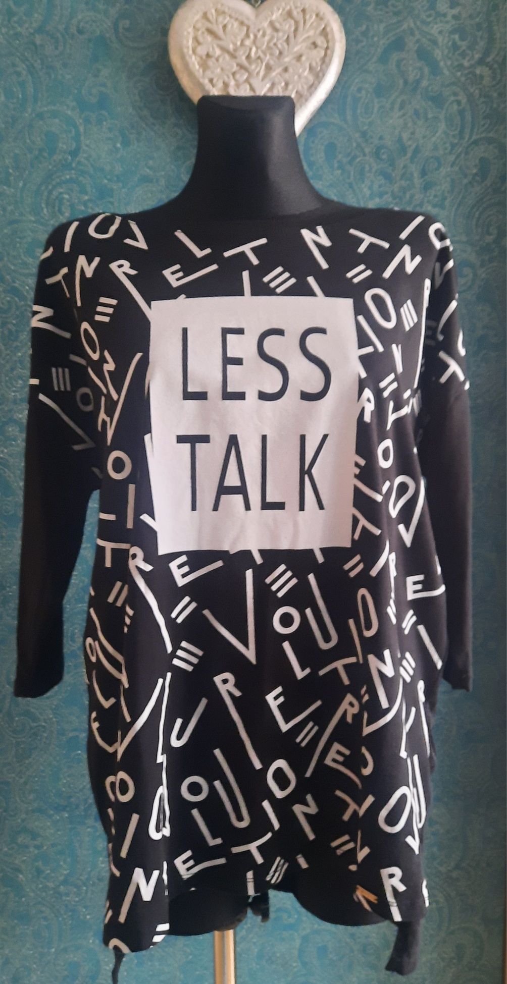 Czarna tunika Megi z napisem "Less Talk" rizmiar Uni