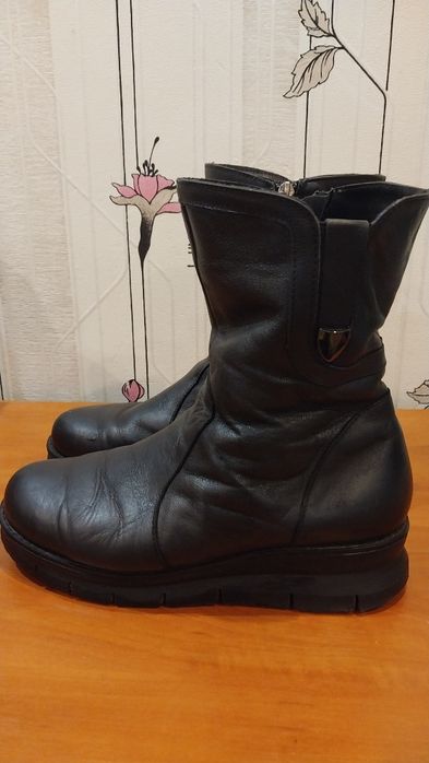 Продам женские кожаные сапоги  Размер 40