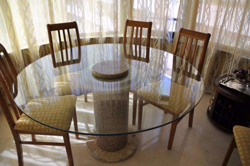 Mesa com tampo em vidro laminado e coluna em granito