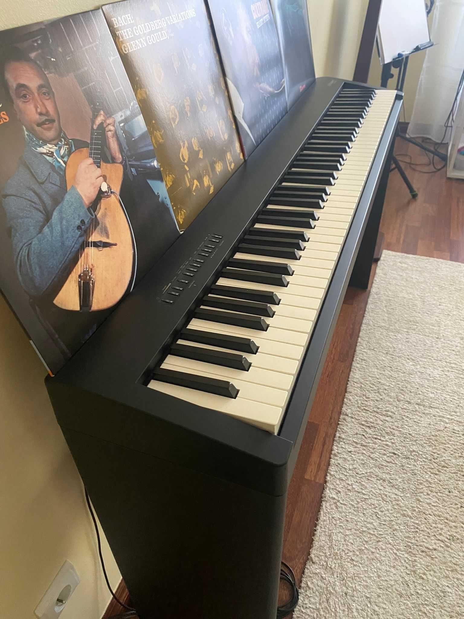 Piano digital Roland FP-30x com móvel.