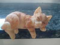 Figurka kotek zwisający z półki