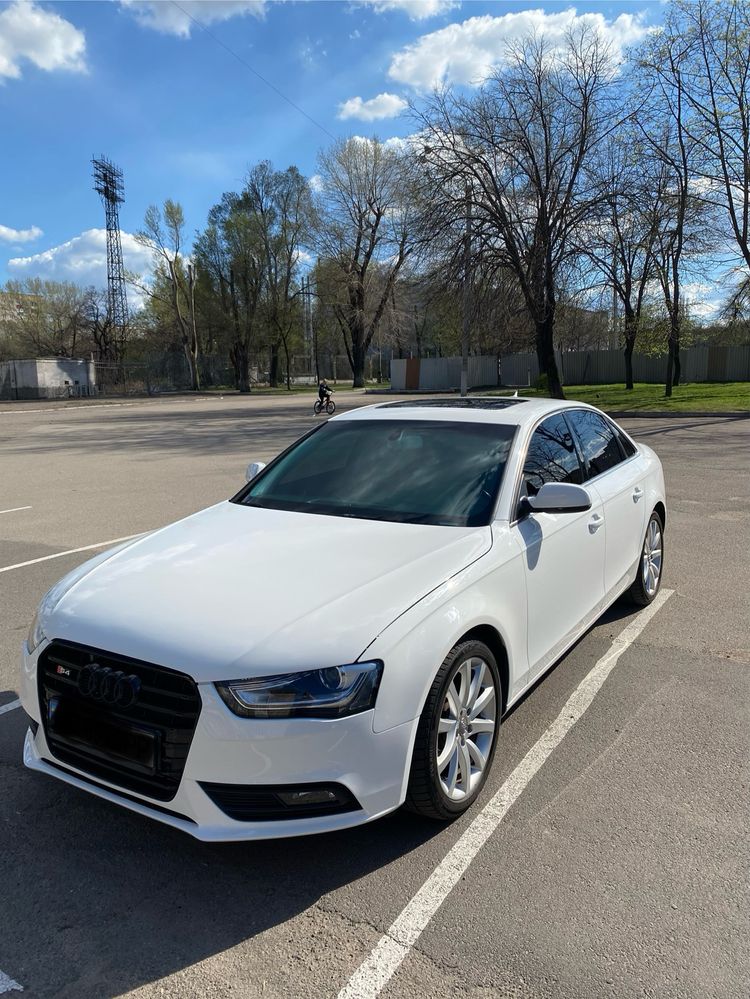 Продам машину AUDI A4 B8