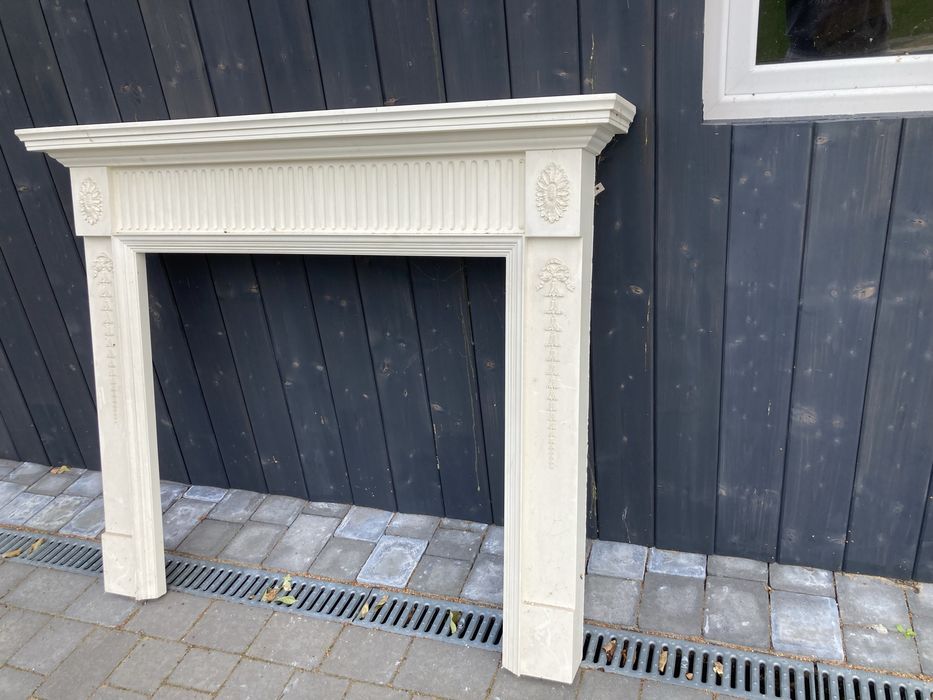 Angielski portal kominkowy sztukateria kominek wąska konsola
