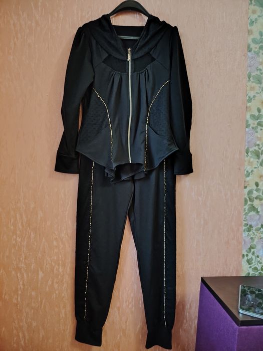 Костюм Модельный брюки и кофта трикотаж с гипюром и воланом 48р. L