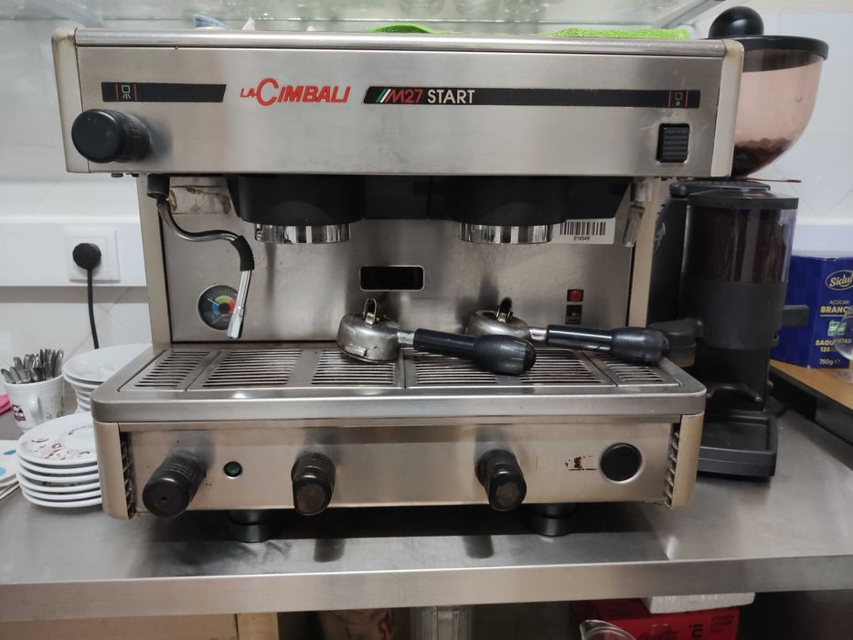 Máquina de café. La Cimbali com moinho.