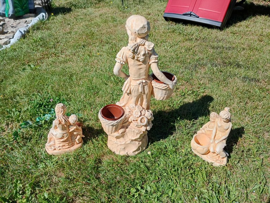 Figurki ogrodowe ozdobne na kwiaty