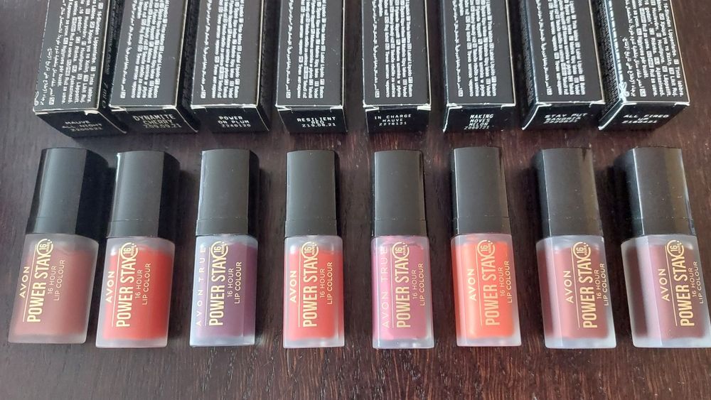 Avon Power Stay matowa szminka w płynie Stay Put Sangria