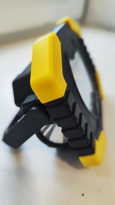 Прожектор акумуляторний на сонячній панелі. Можна заряджати телефон