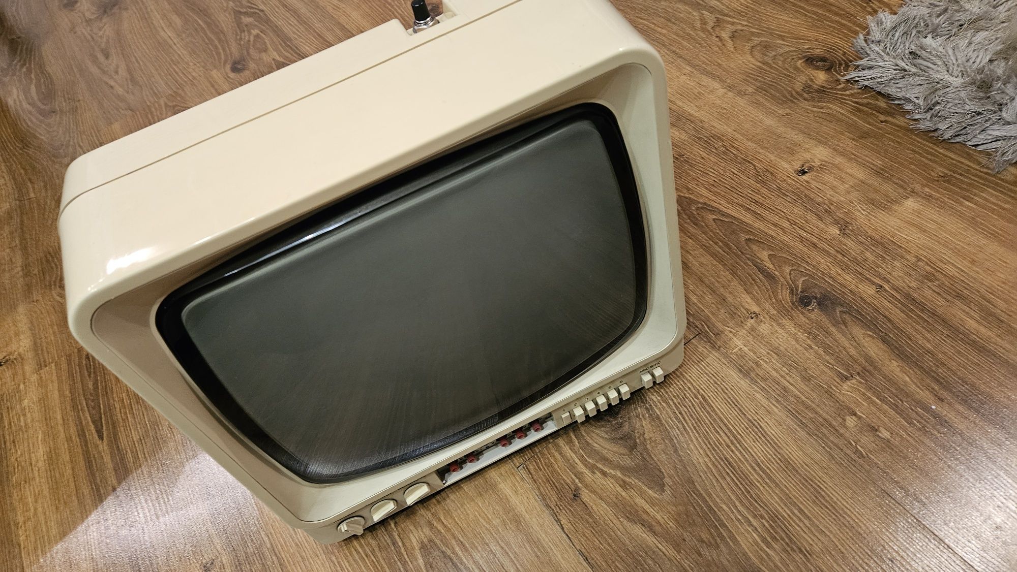 Telewizorek czarno-biały marki Unitra Biazet