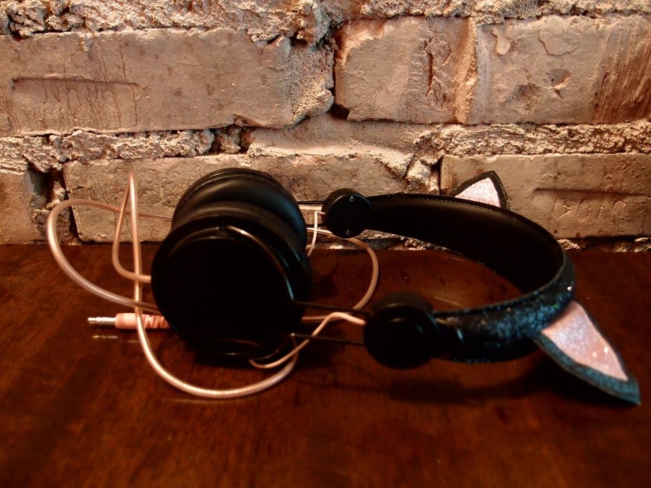 słuchawki przewodowe nauszne firmy H&M Czarny kot w bdb. stanie
