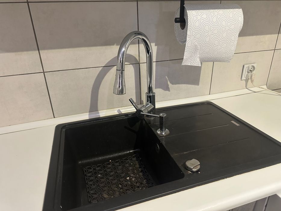 Meble kuchenne z blatem i zlewem franke