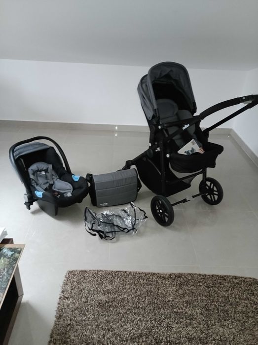 Carrinho de bebe, marsúpio e mobile de berço em excelente estado.