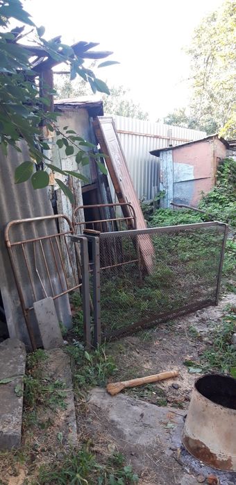 Продам железную кровать,полуторную.