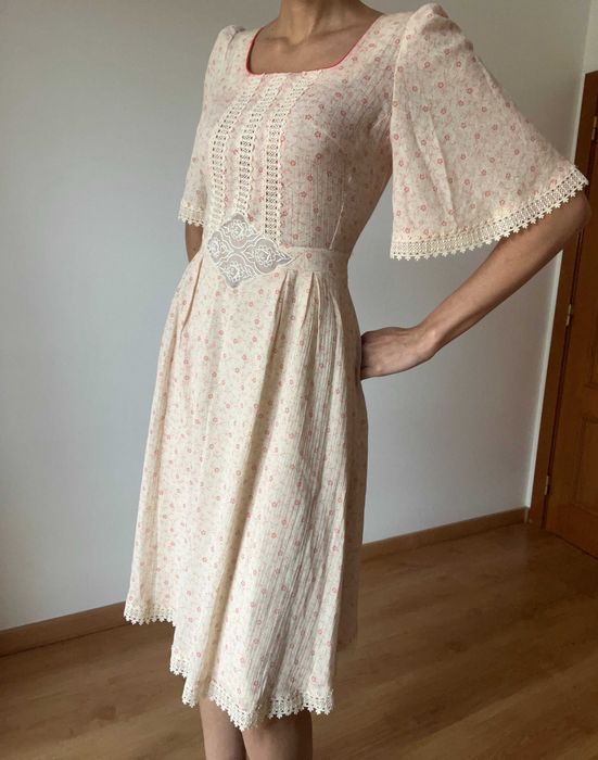 Vestido Vintage com Guipure – Leveza Bucólica e Elegância Atemporal