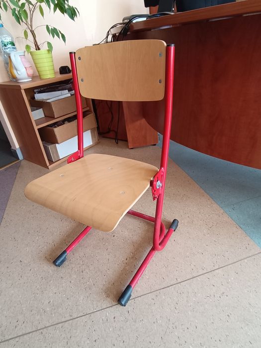 Niskie krzesełko dziecięce drewniane krzesło