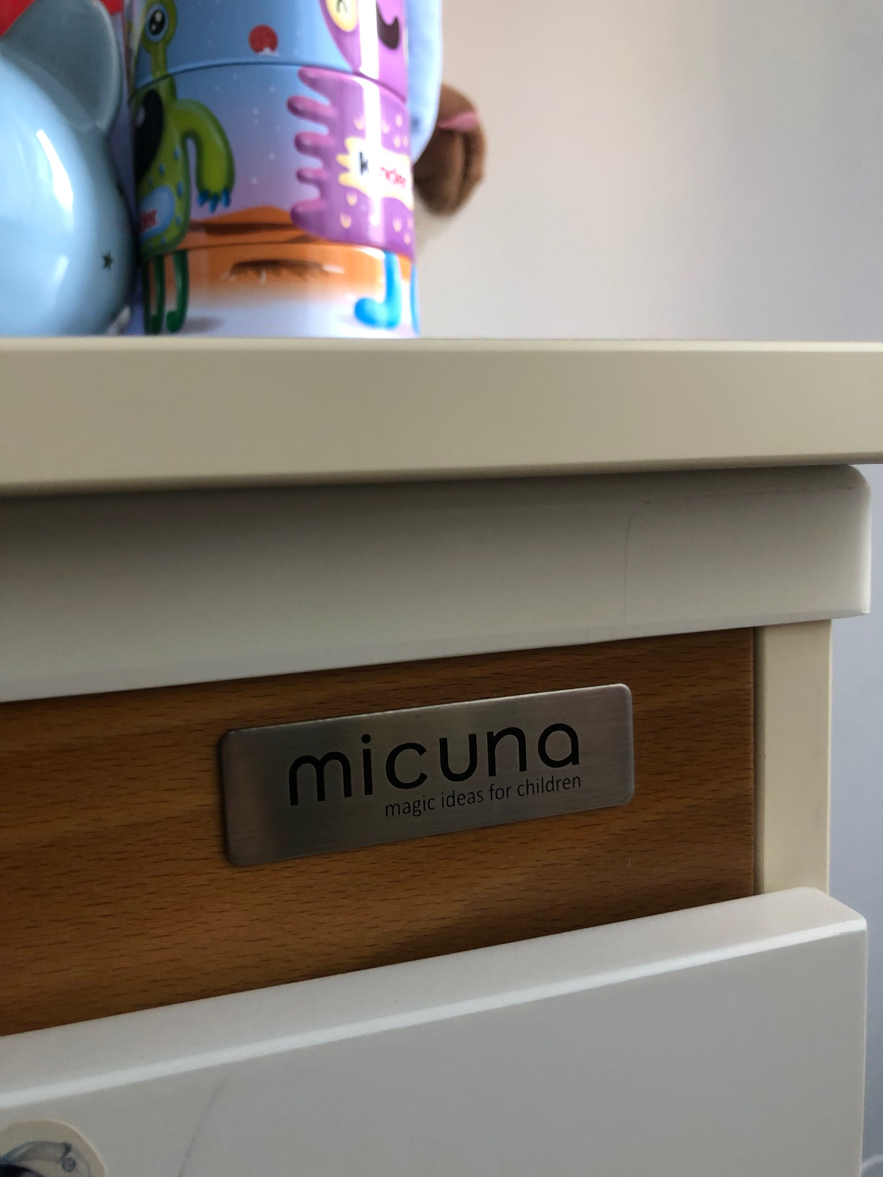 Cómoda bebé marca Micuna com banho