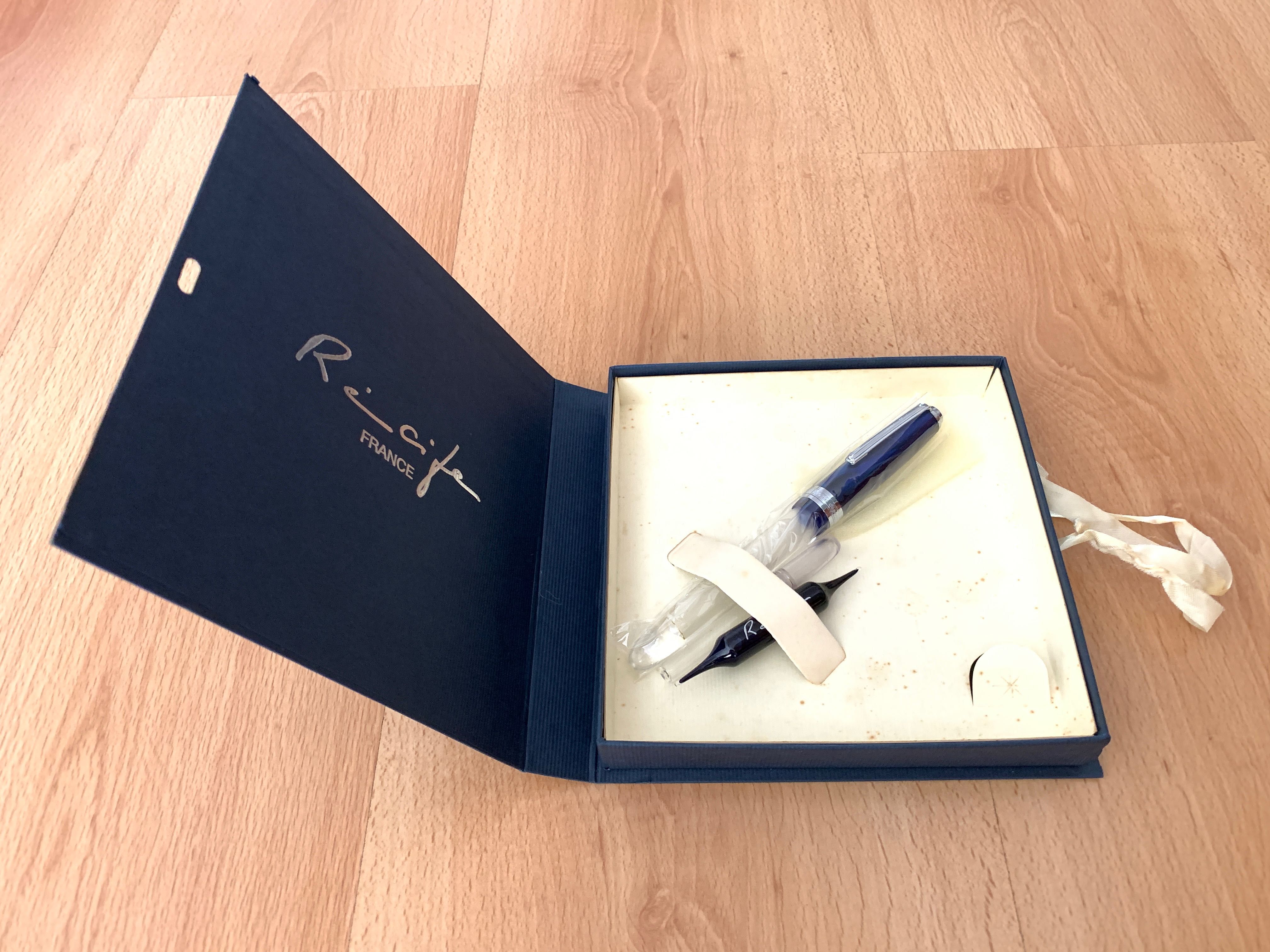 Caneta tinta permanente Recife Amber Crystal azul com inscrição VW