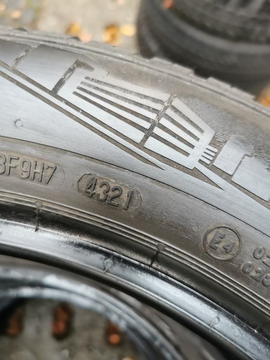 Cztery zimowe opony CONTINENTAL 215/55 R18 V XI