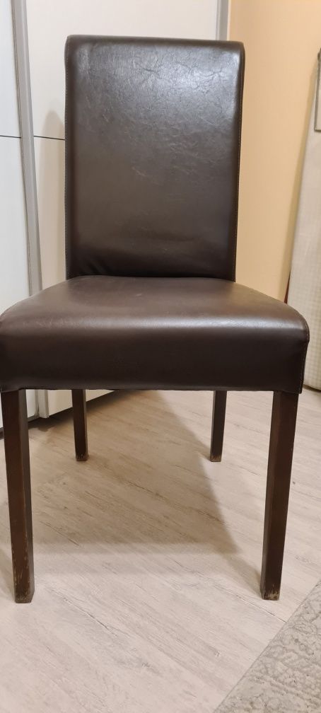 Dwa krzesła brązowe skórzane