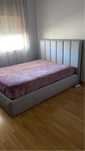 Cama com estrado.