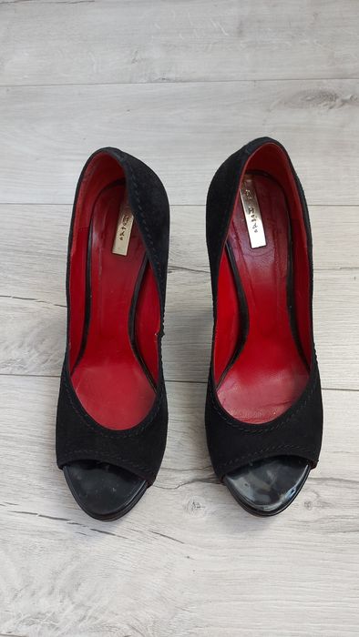 Замшевые туфли на каблуке