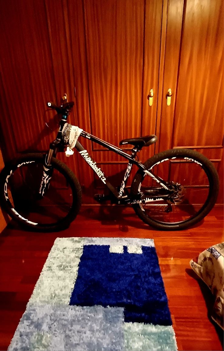Bicicleta preparada para wheeling.