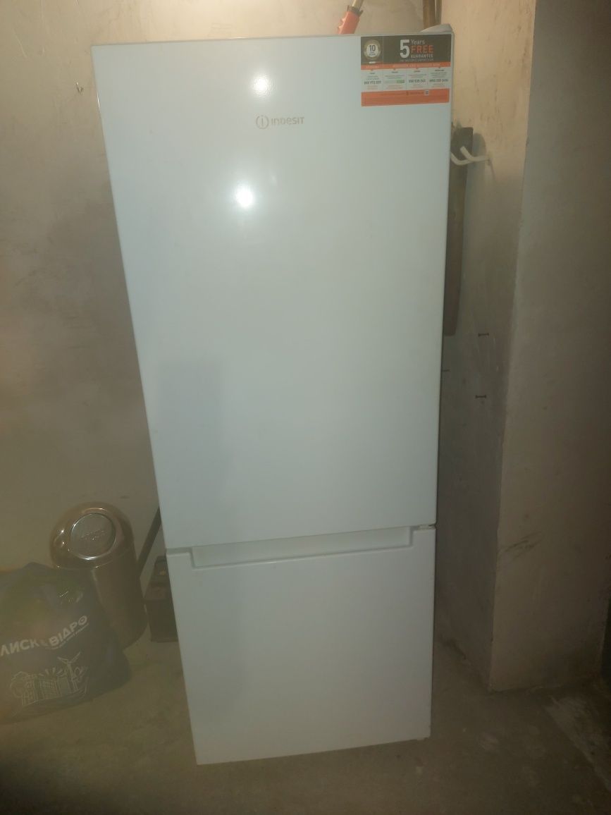 Холодильник Indesit