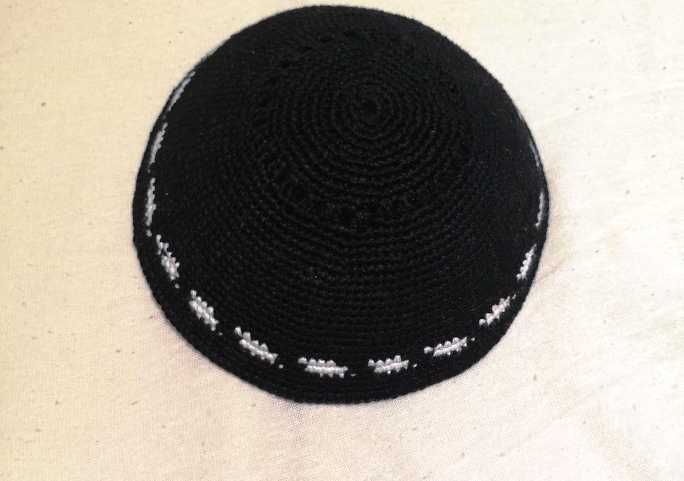 Judaiki- KIPA czarna z jednym paskiem ozdobnym.