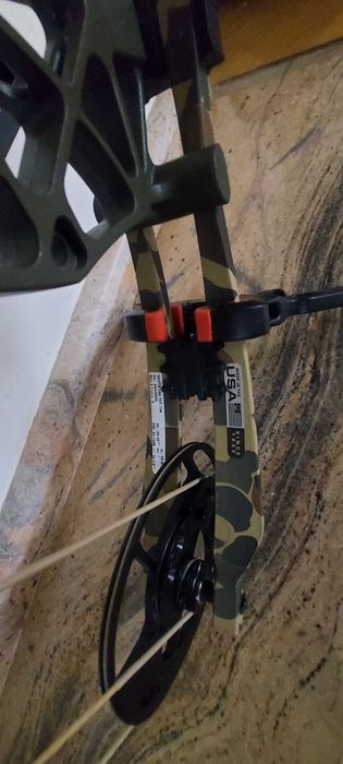Łuk bloczkowy Bear Whitetail INT z podstawką QAD Ultra Rest HDX