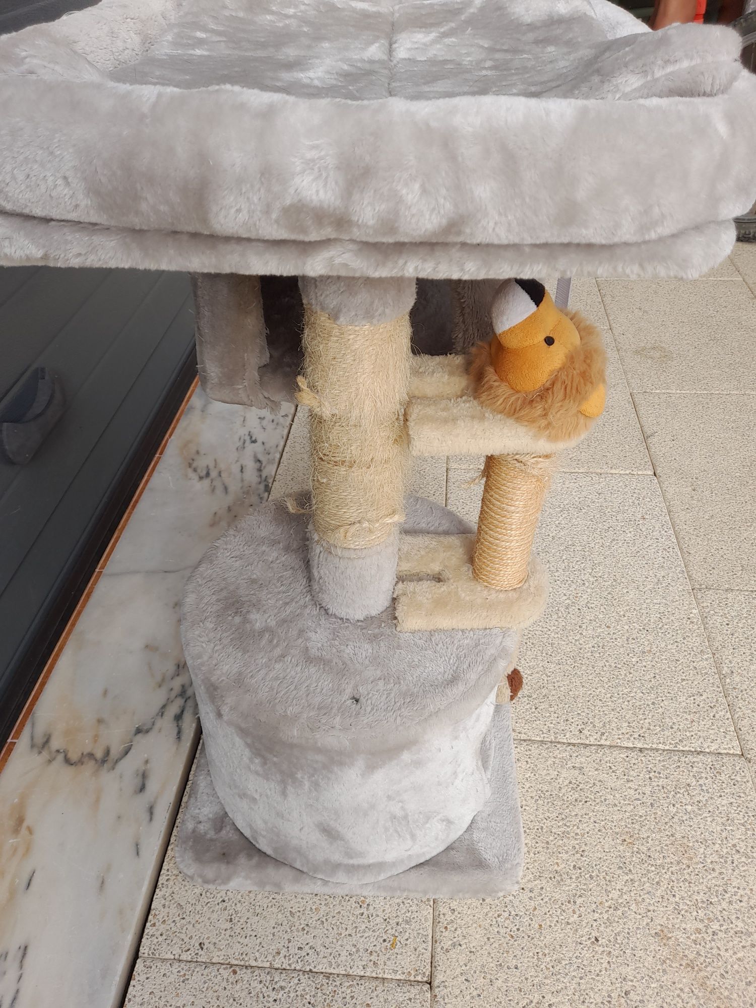 Cama para gatos com arranhadores