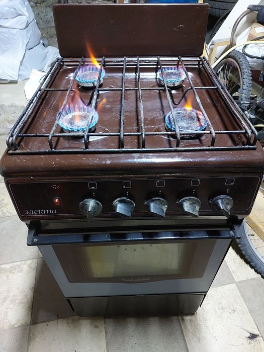 Газовая плита с газовой духовкой.