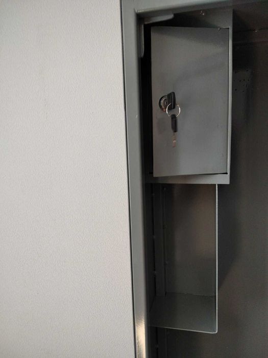 Оружейный шкаф на 2 ружья с трейзером и полкой