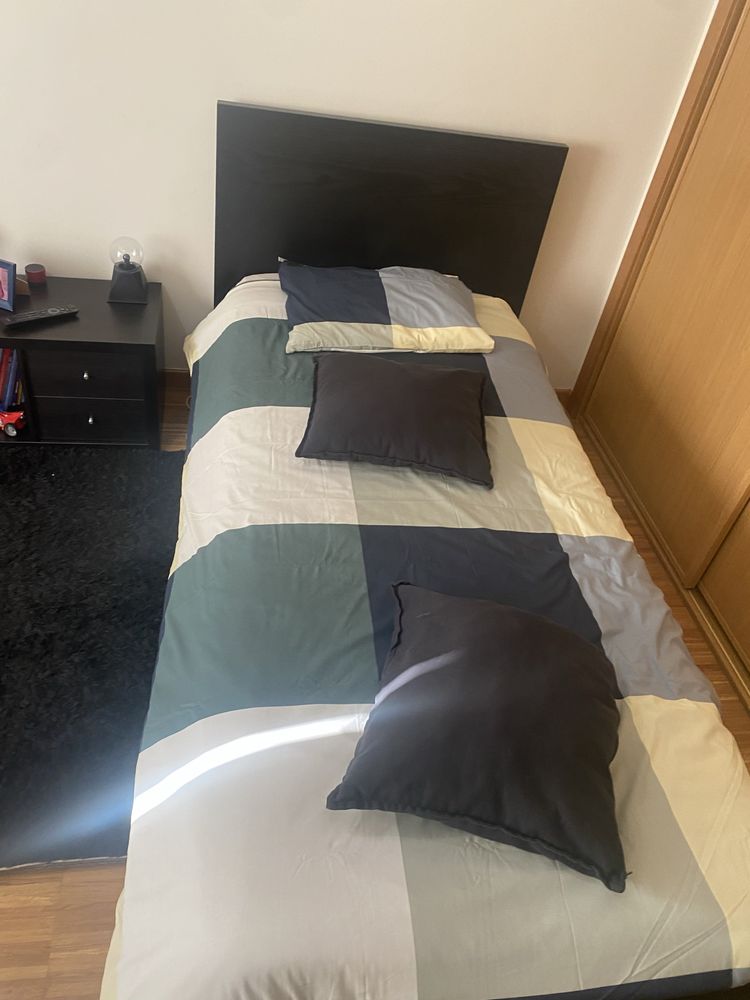 Cama individual com arrumação, otimo estado