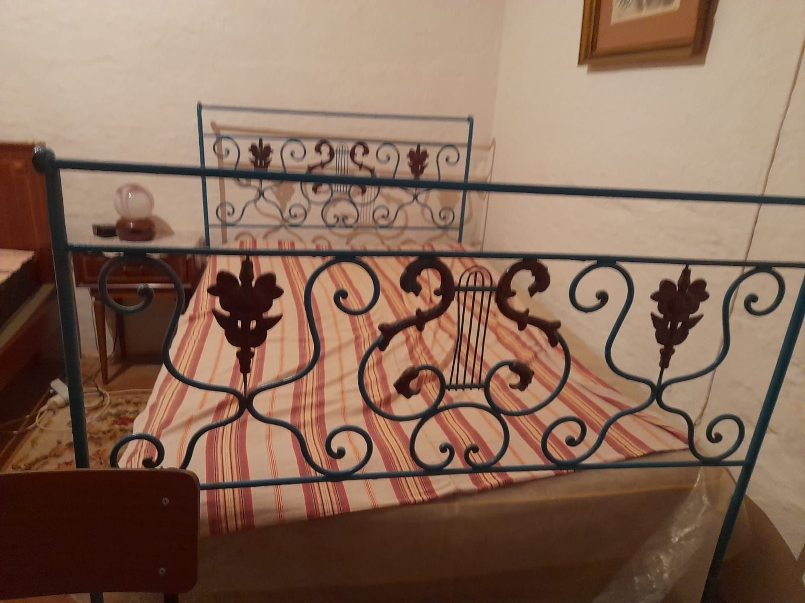 Cama de ferro antiga