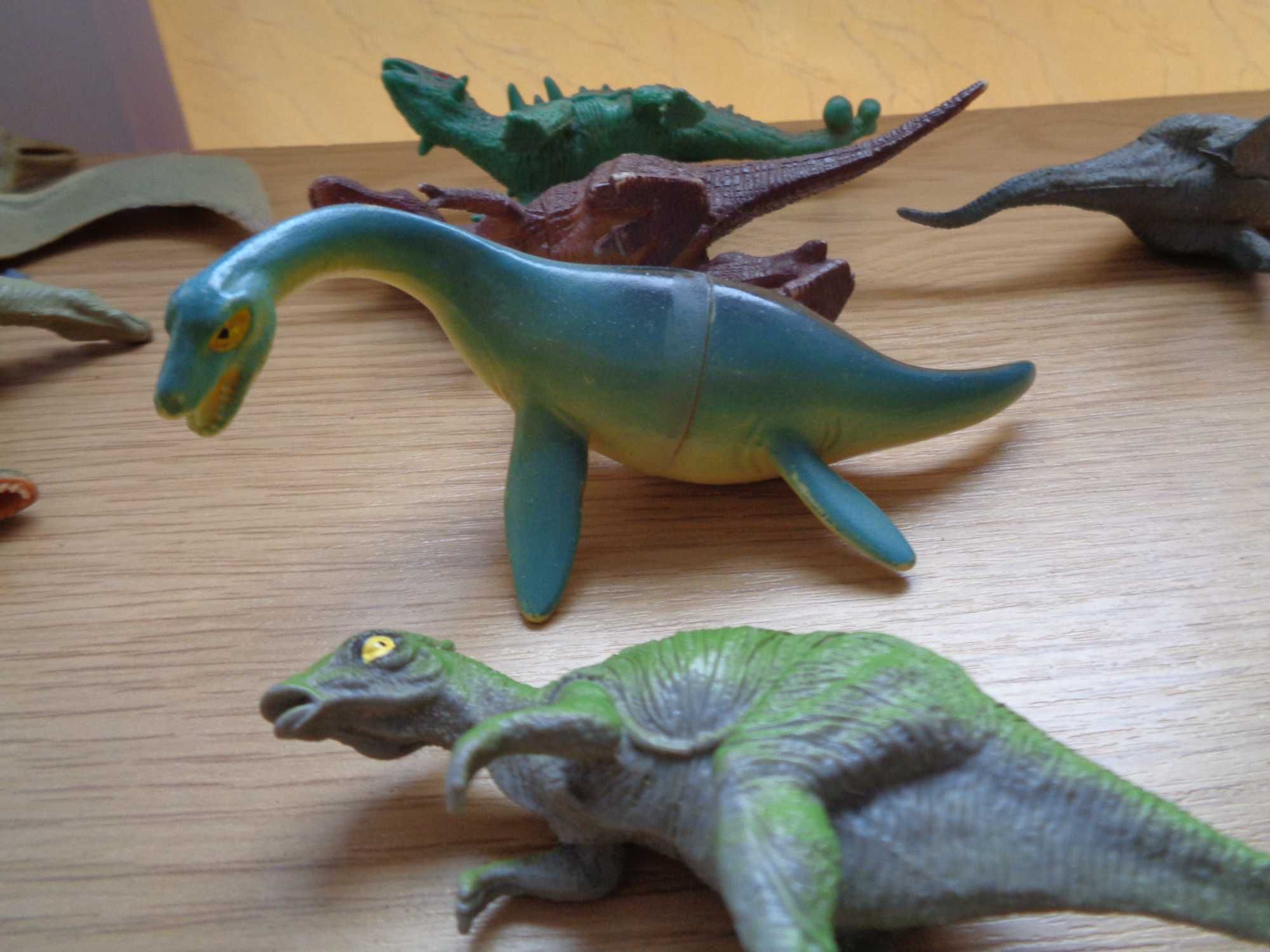 Figurki dinozaurów 17 szt