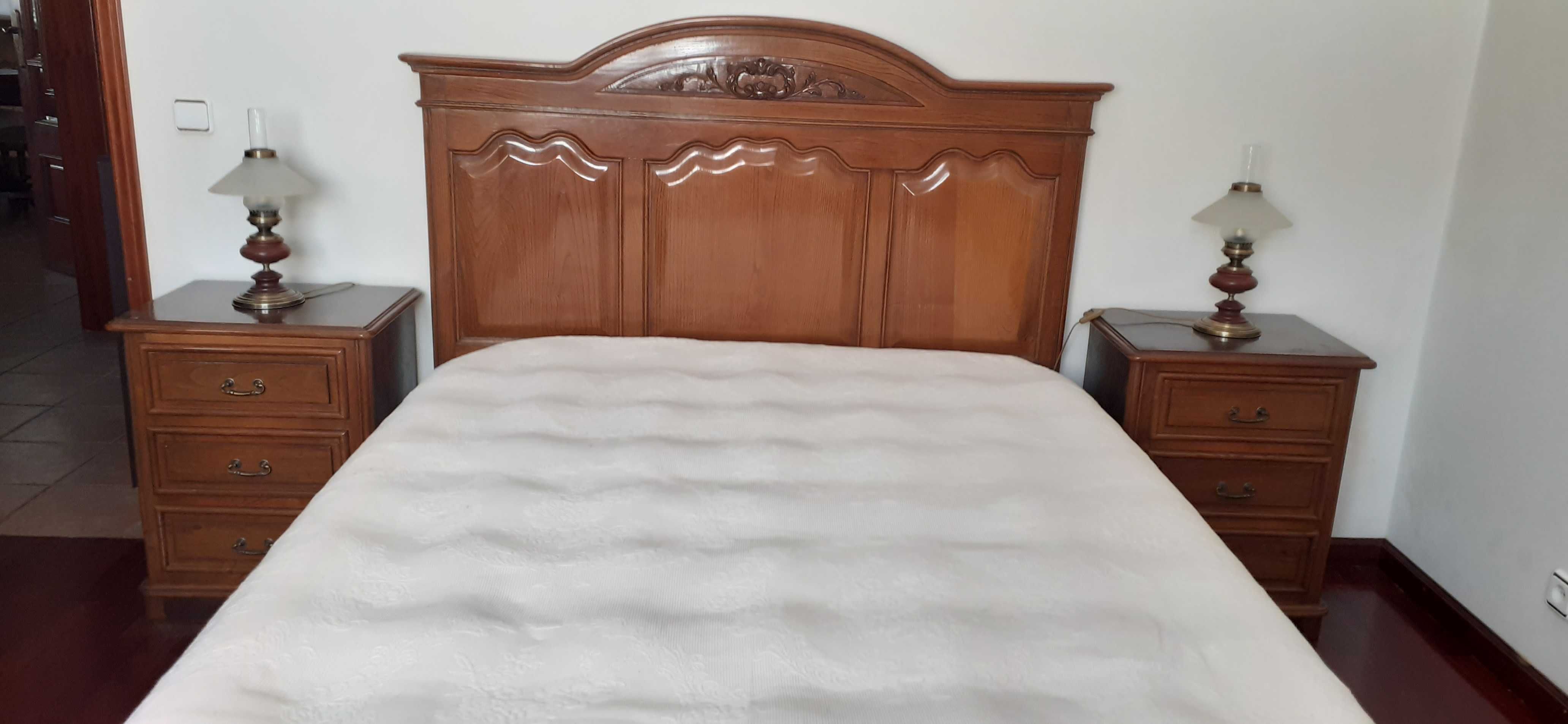 Mobília de quarto (cama, roupeiro, cómoda e duas mesas de cabeceira)