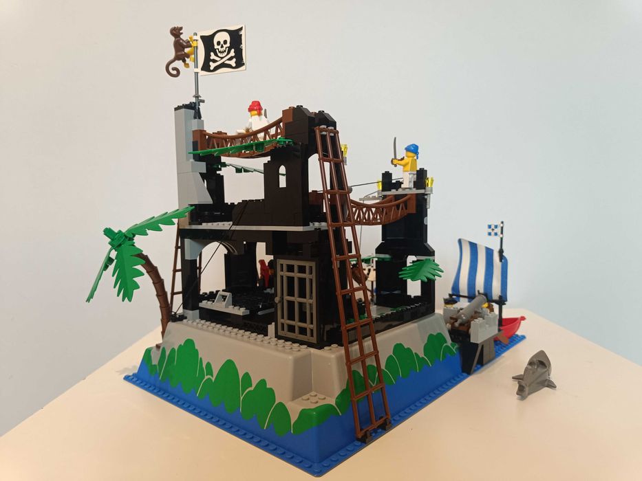 Lego Pirates 6273 Rock Island Refuge