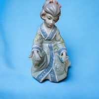 Porcelanowa figurka Japonki