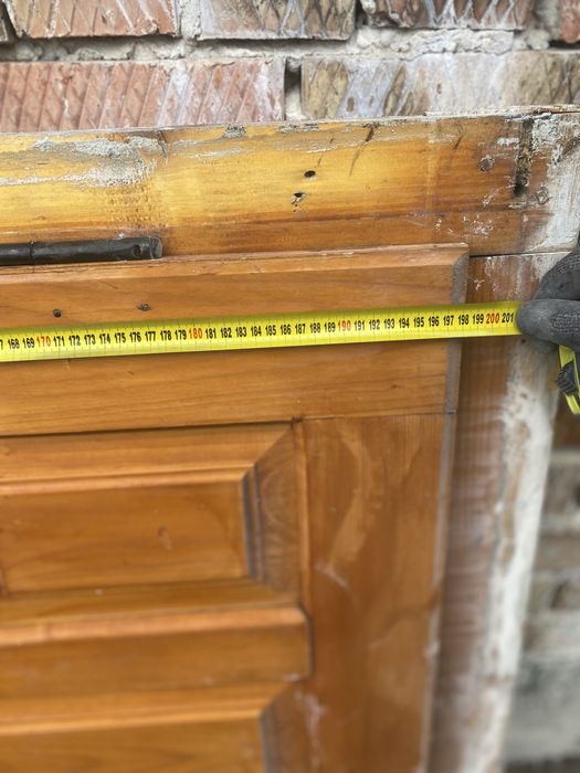 Вхідні деревяні двері з рамою