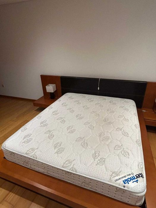 Cama de Casal, com estrado e colchão + mesas de cabeceira