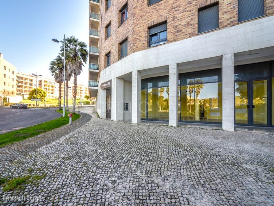 Loja com Montra - Rotunda de Vila Chã | Amadora