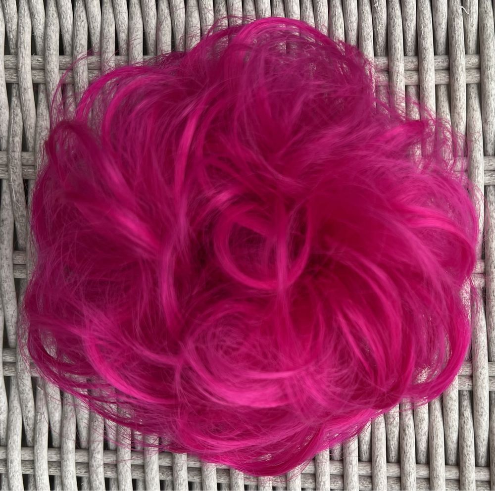 Włosy doczepiane, różowy kok na gumce