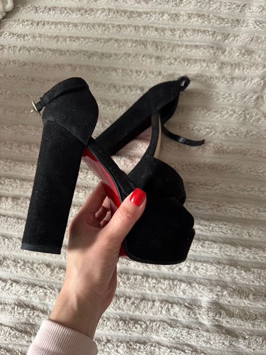 Босоніжки на каблуку