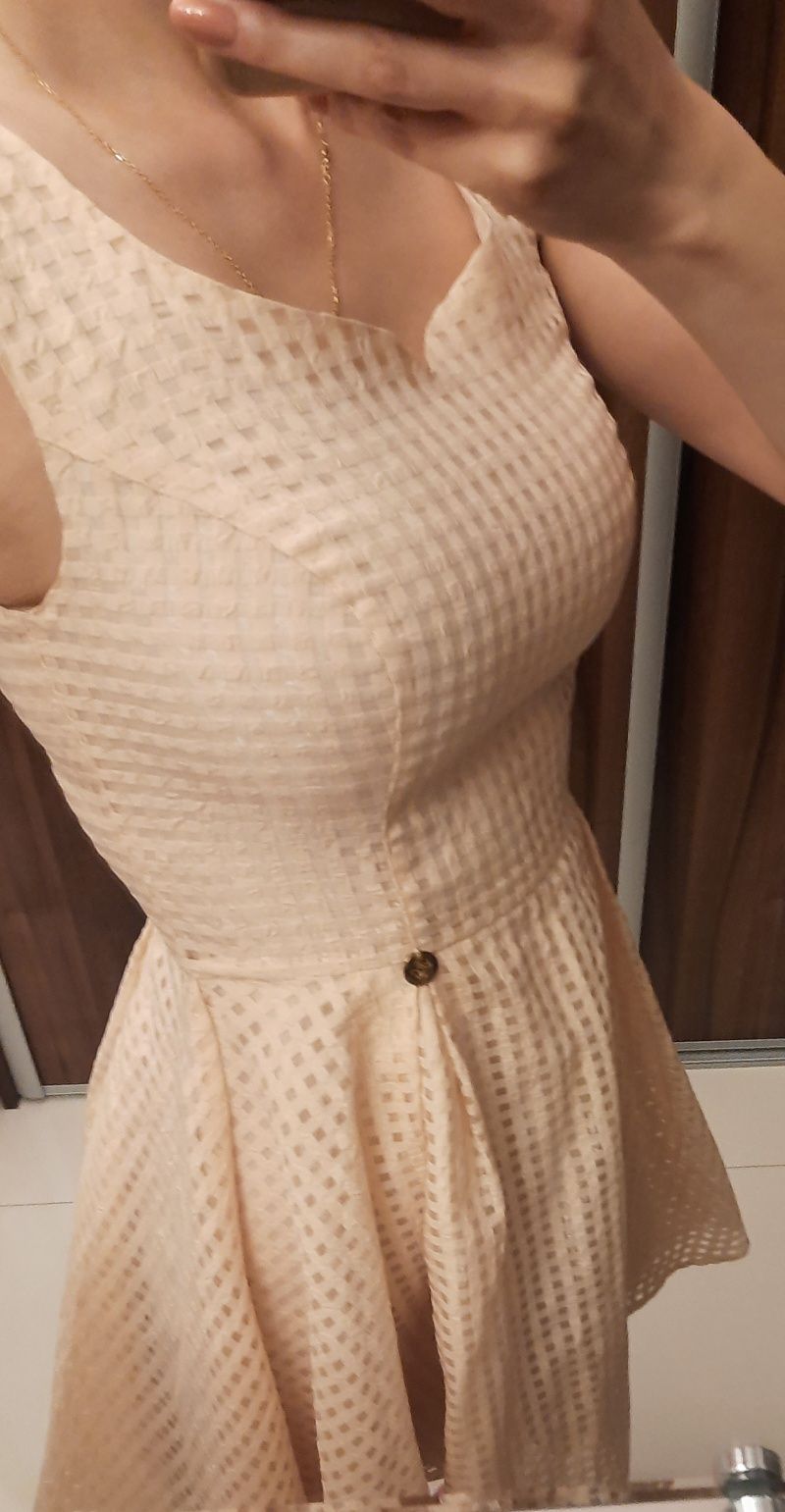 Beżowa koktajlowa sukienka Pretty girl, dół z koła