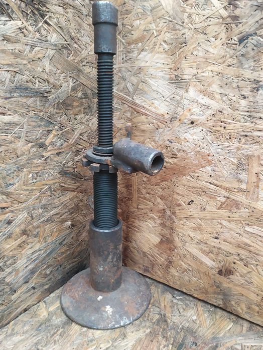 Домкрат механічний гвинтовий