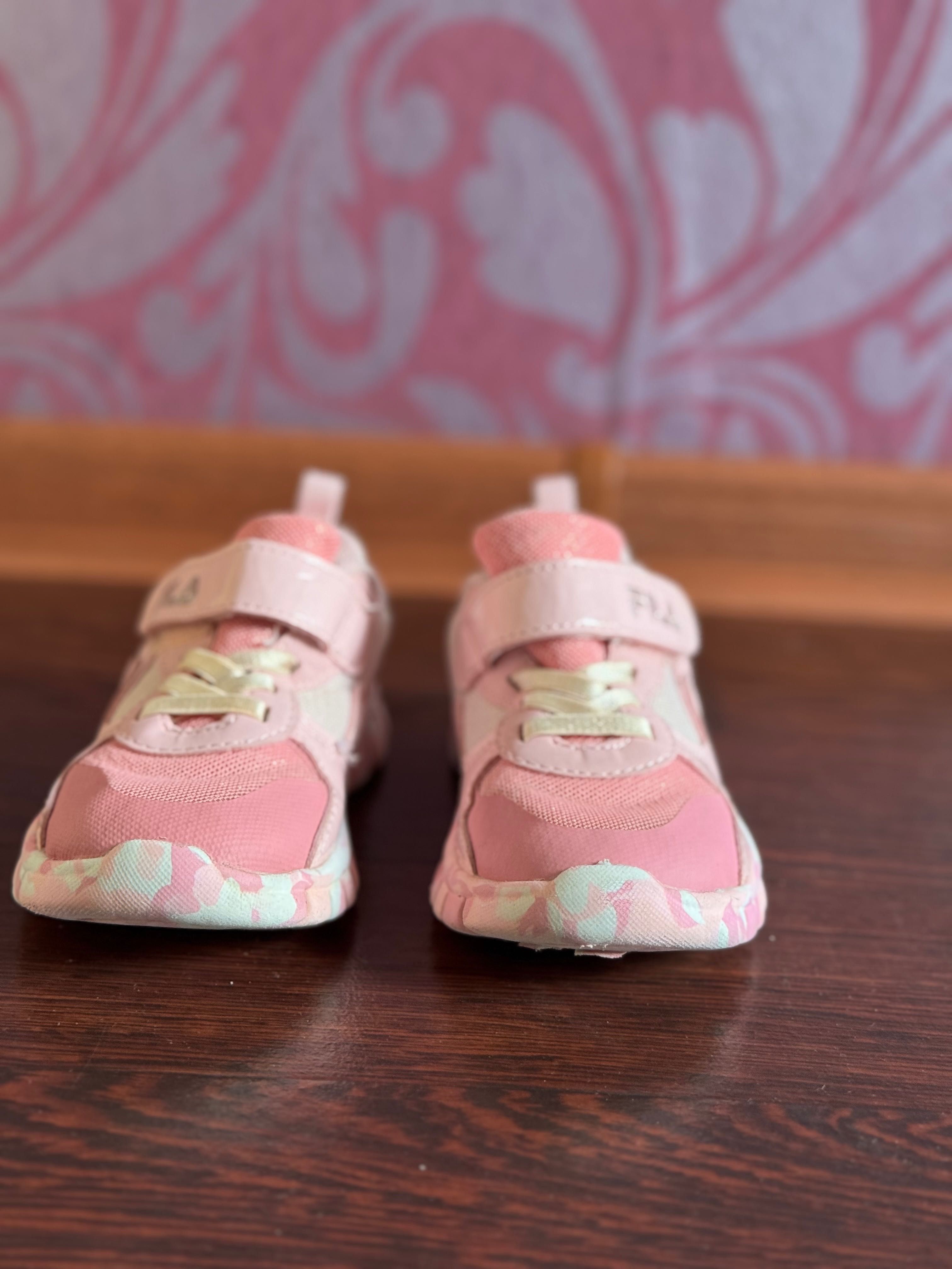 Sprzedam sportowe buty dla dziewczynki w rozmiarze 25