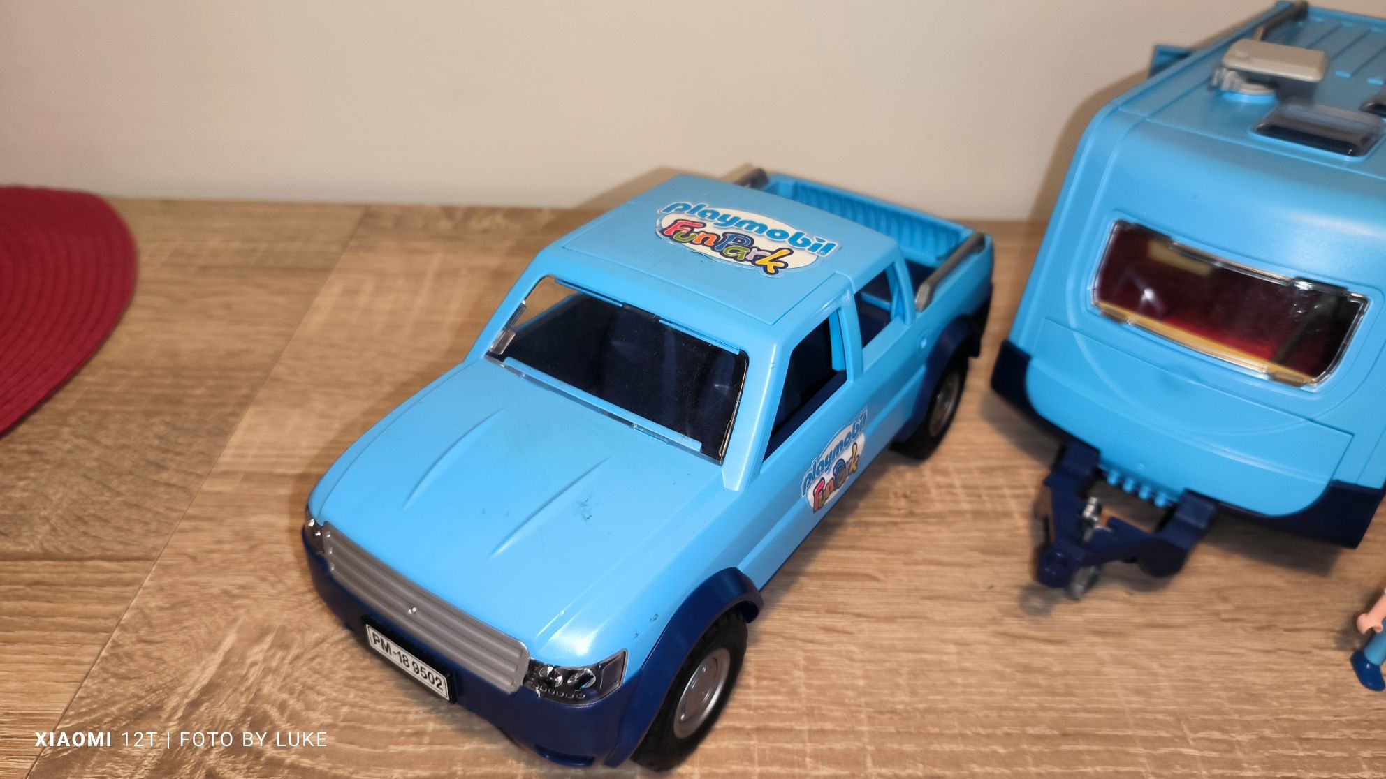 Playmobil zestaw 9502 samochód pickup z przyczepa kempingowa