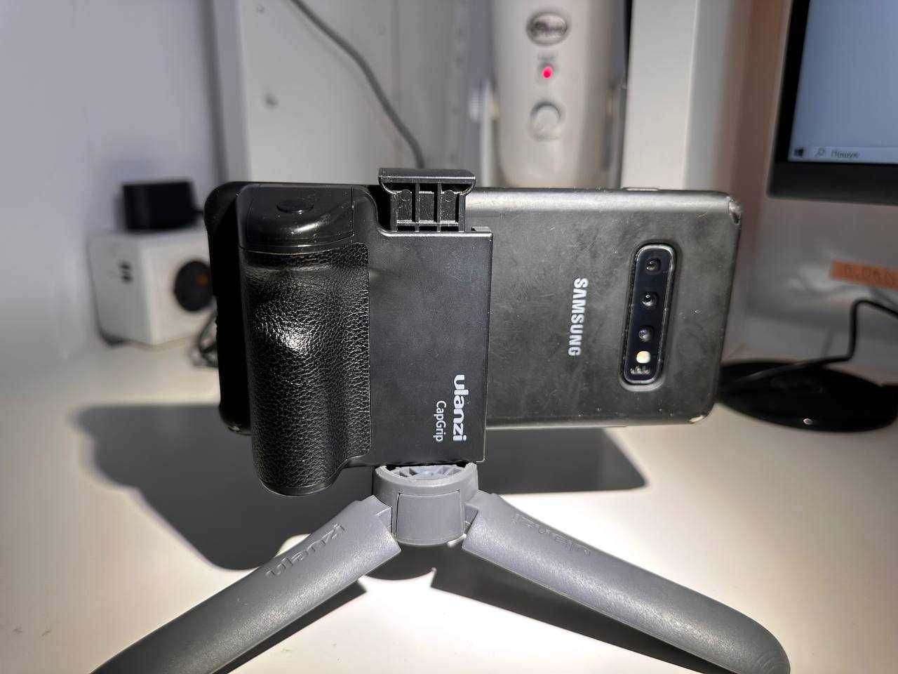 Uchwyt z pilotem Bluetooth do smartfona Ulanzi CapGrip Black