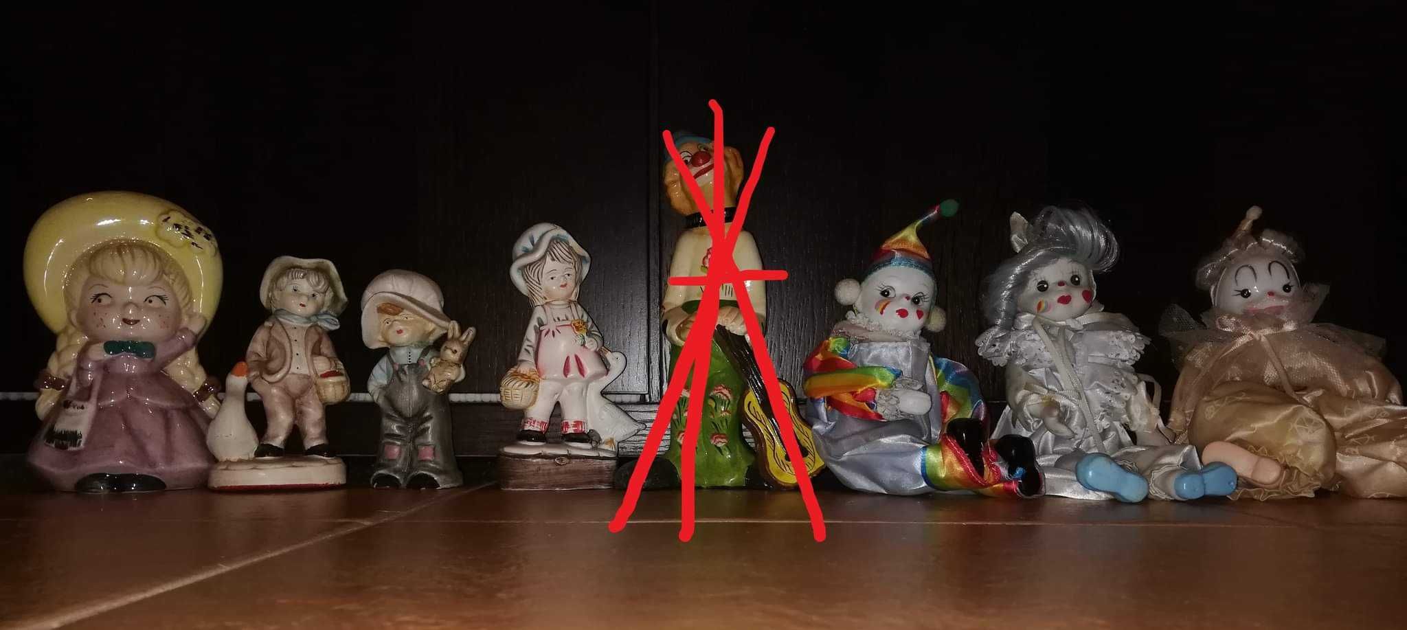 3 Palhaços / Pierrot em porcelana e 4 figuras em loiça a partir de