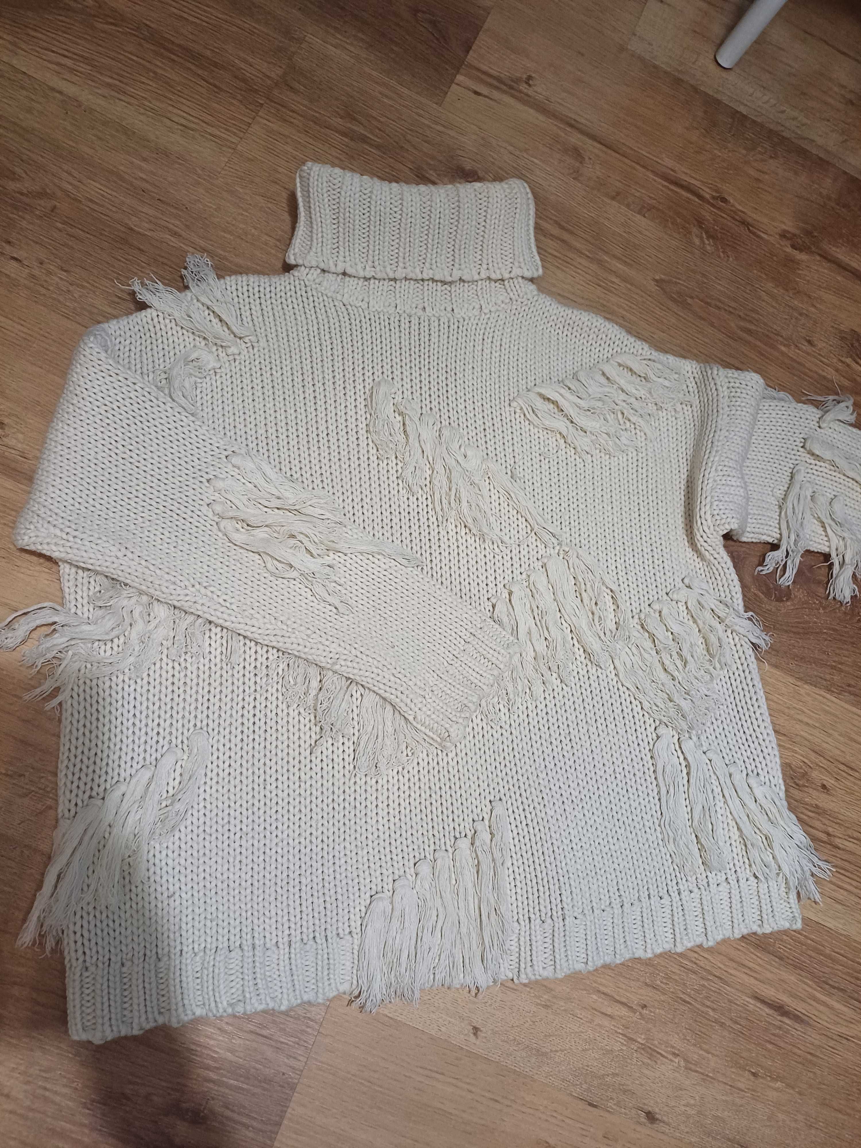 Kremowy sweter z frędzlami